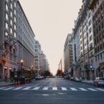 ワシントンD.C.の街角に広がる道路と横断歩道の風景