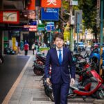 台湾の繁華街を歩くM&Aアドバイザー