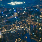 高層ビルからのドバイの夜景、光の玉ボケが幻の街を照らす