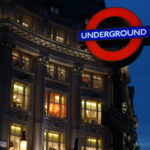 ロンドンの夜の街並みと赤いUNDERGROUND地下鉄の標識