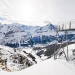 スイスのフィルスト・クリフウォークの先、アルプスの雪山景観