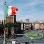 イタリアの国旗が掲げられたローマの街並みとロータリー