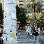 電柱にチラシが貼られたスペインの街角
