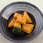ハロウィーン風かぼちゃのおかず煮物、黒い器に盛り付けた和風の一品
