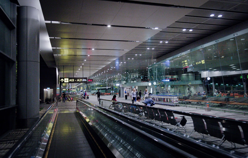 シンガポール空港ターミナル内の動く歩道(水平型エスカレーター)