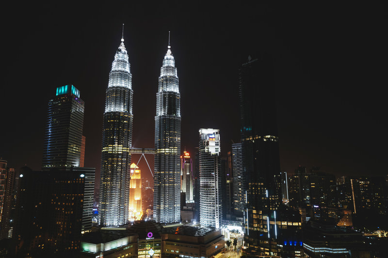 クアラルンプールのペトロナスツインタワーの夜景と都市風景
