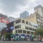 バイクが行き交うホーチミンシティの繁華街交差点