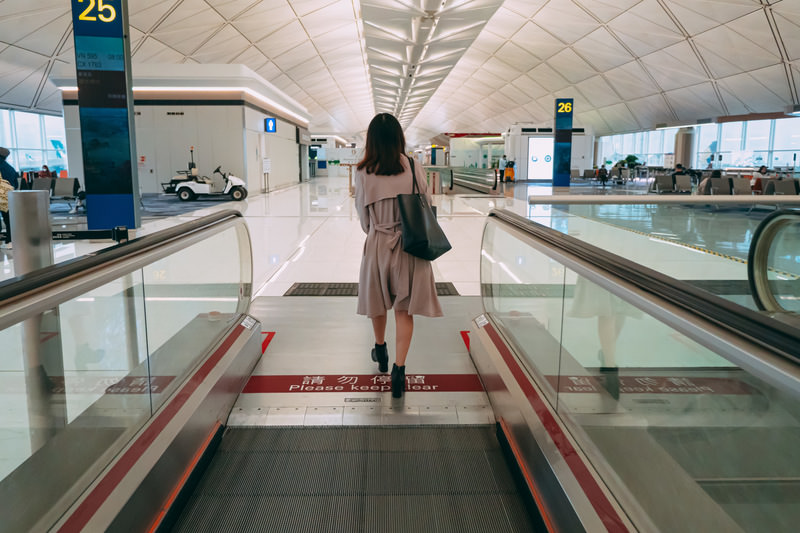 香港空港からホーチミンシティへ向かう女性の後姿