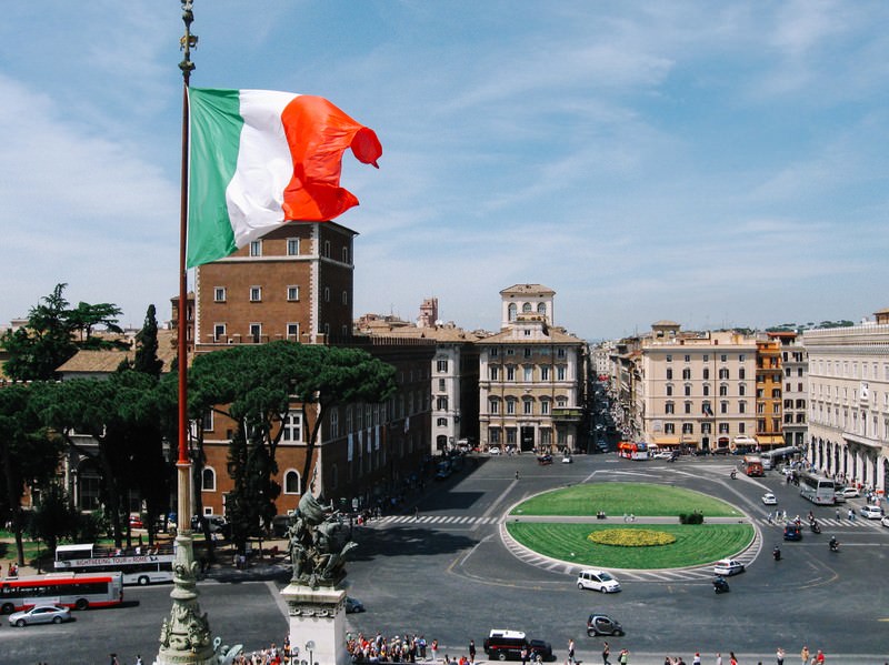 イタリアの国旗が掲げられたローマの街並みとロータリー
