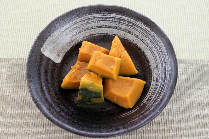 ハロウィーン風かぼちゃのおかず煮物、黒い器に盛り付けた和風の一品
