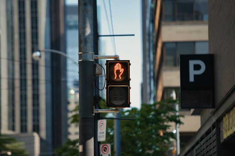 トロント市街の歩行者用信号機の赤信号 止まれ
