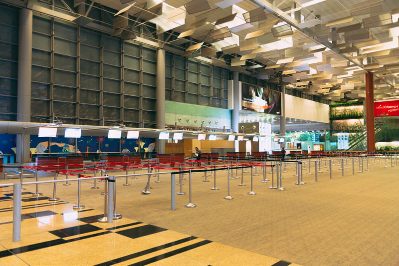 人影のない閑散としたシンガポール空港のターミナル