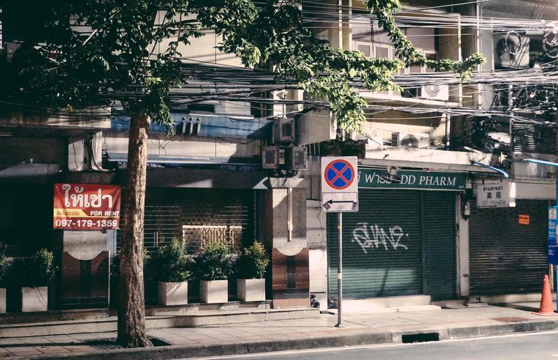 タイの街角に並ぶ閉店した店舗