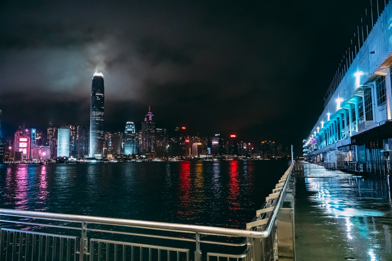 雨が降る夜のハーバーシティ(海港城)から望む香港の夜景
