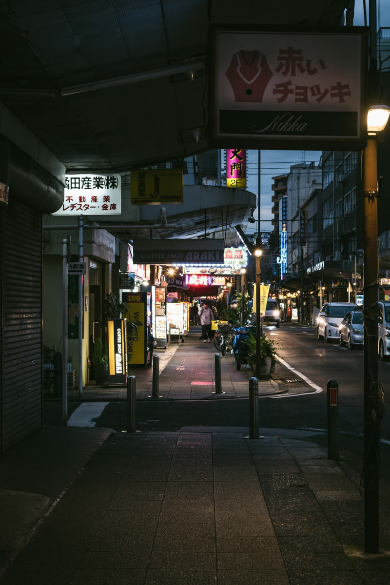 福富町国際通り商店街の路地に灯る韓国語と日本語の看板