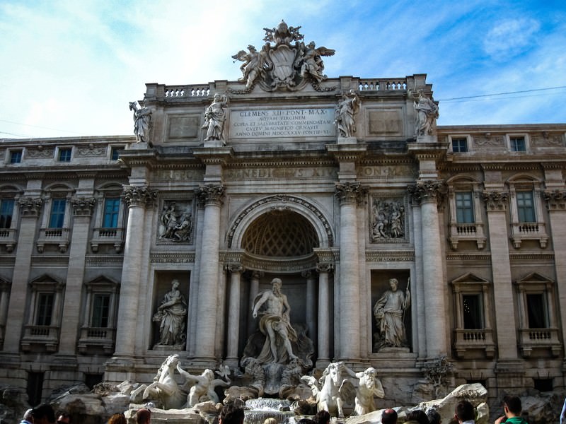 ローマのトレヴィの泉、神殿風建築と彫刻像
